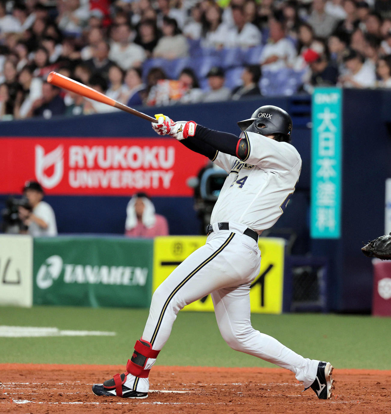 オリックス対楽天　5回裏オリックス2死一塁、紅林は中越え適時二塁打を放つ（撮影・宮崎幸一）