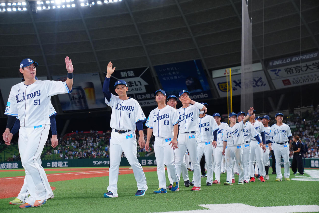 西武対ロッテ　本拠地最終戦セレモニーでファンに手を振る西武栗山（左から2人目）ら選手たち（撮影・垰建太）