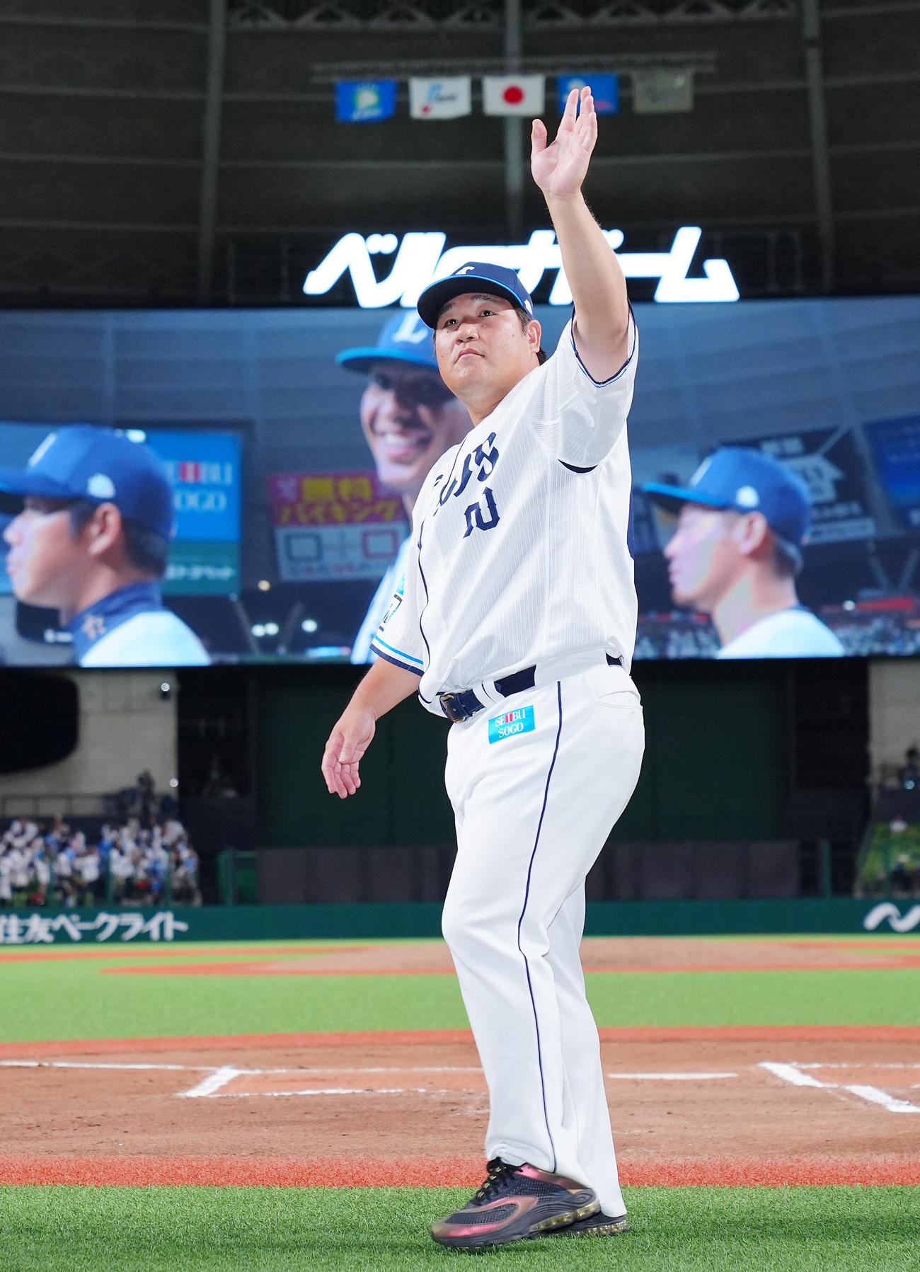 西武対ロッテ　本拠地最終戦セレモニーでファンに手を振る西武中村（撮影・垰建太）
