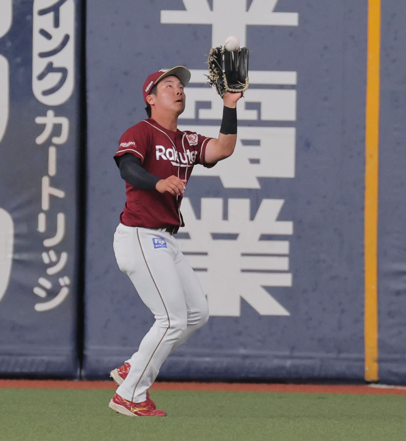 オリックス対楽天　1回裏オリックス無死、吉納は広岡を右飛にとる（撮影・宮崎幸一）