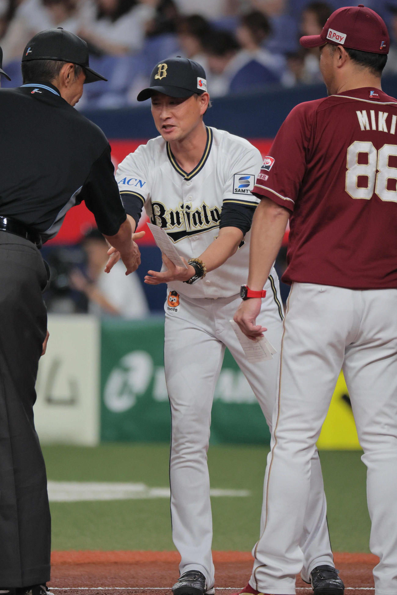 オリックス対楽天　メンバー交換する岸田監督（撮影・宮崎幸一）