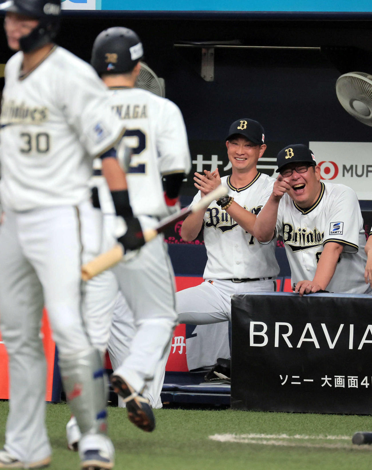 オリックス対楽天　2回裏オリックス1死一塁、岸田監督（中央）は左越え2点本塁打を放った福永を笑顔で迎える（撮影・宮崎幸一）