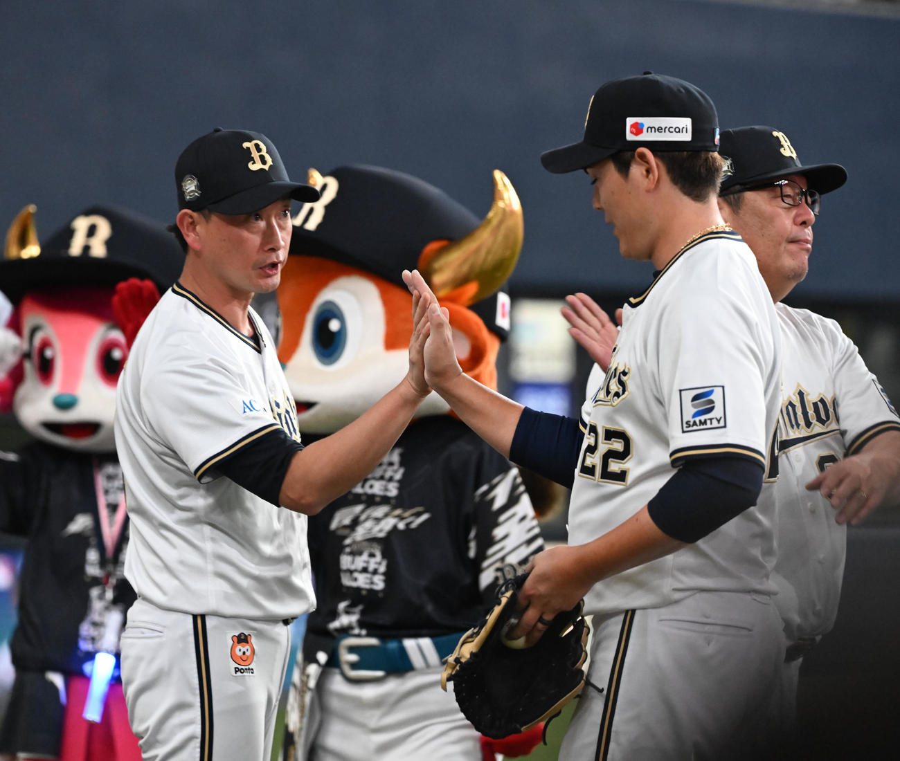 オリックス対楽天　完封勝利を飾った九里（右）とタッチするオリックス岸田監督（撮影・和賀正仁）