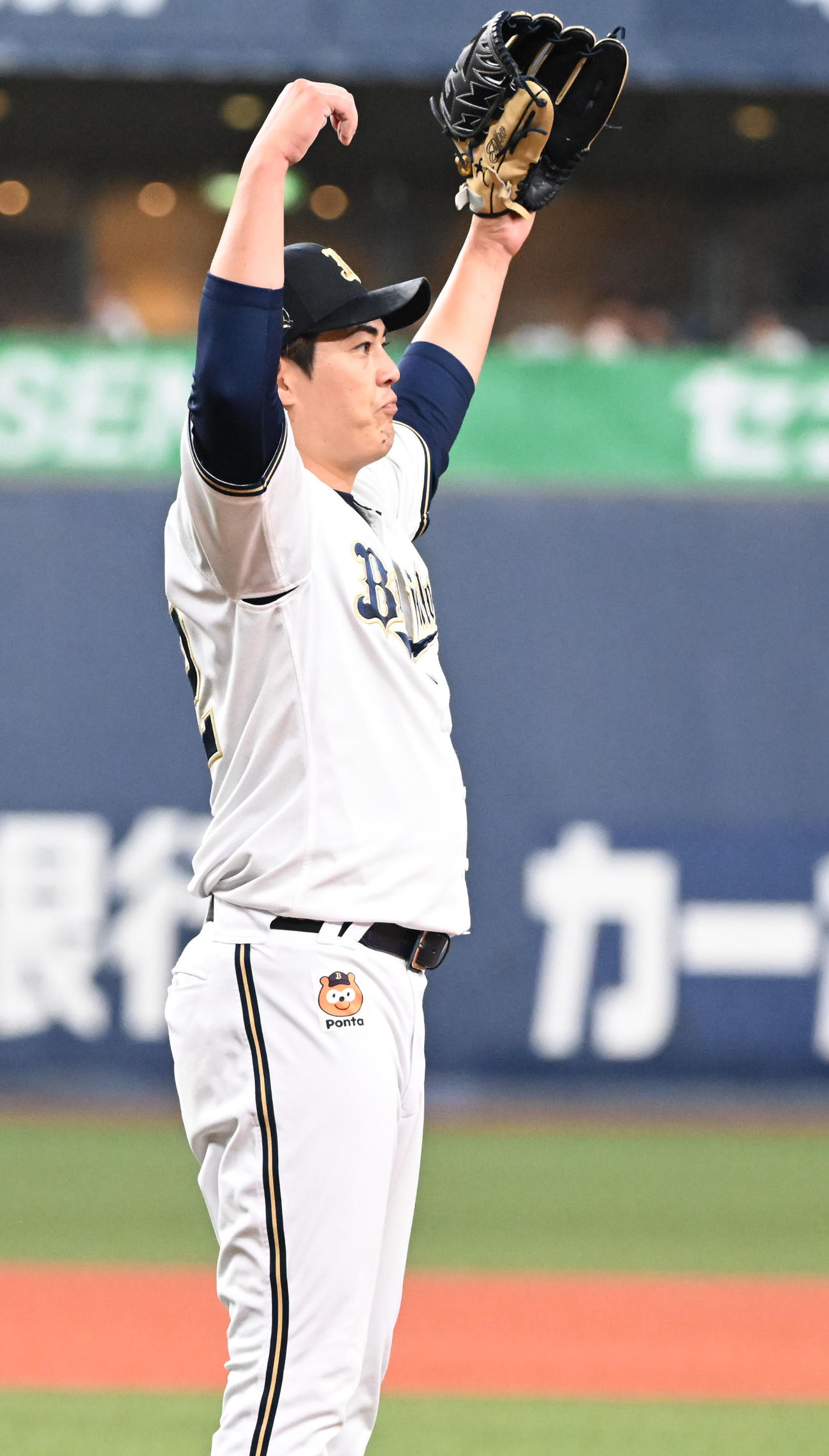 オリックス対楽天　9回表楽天1死一塁、宗山を併殺に打ち取り完封を達成、バンザイする九里（撮影・和賀正仁）