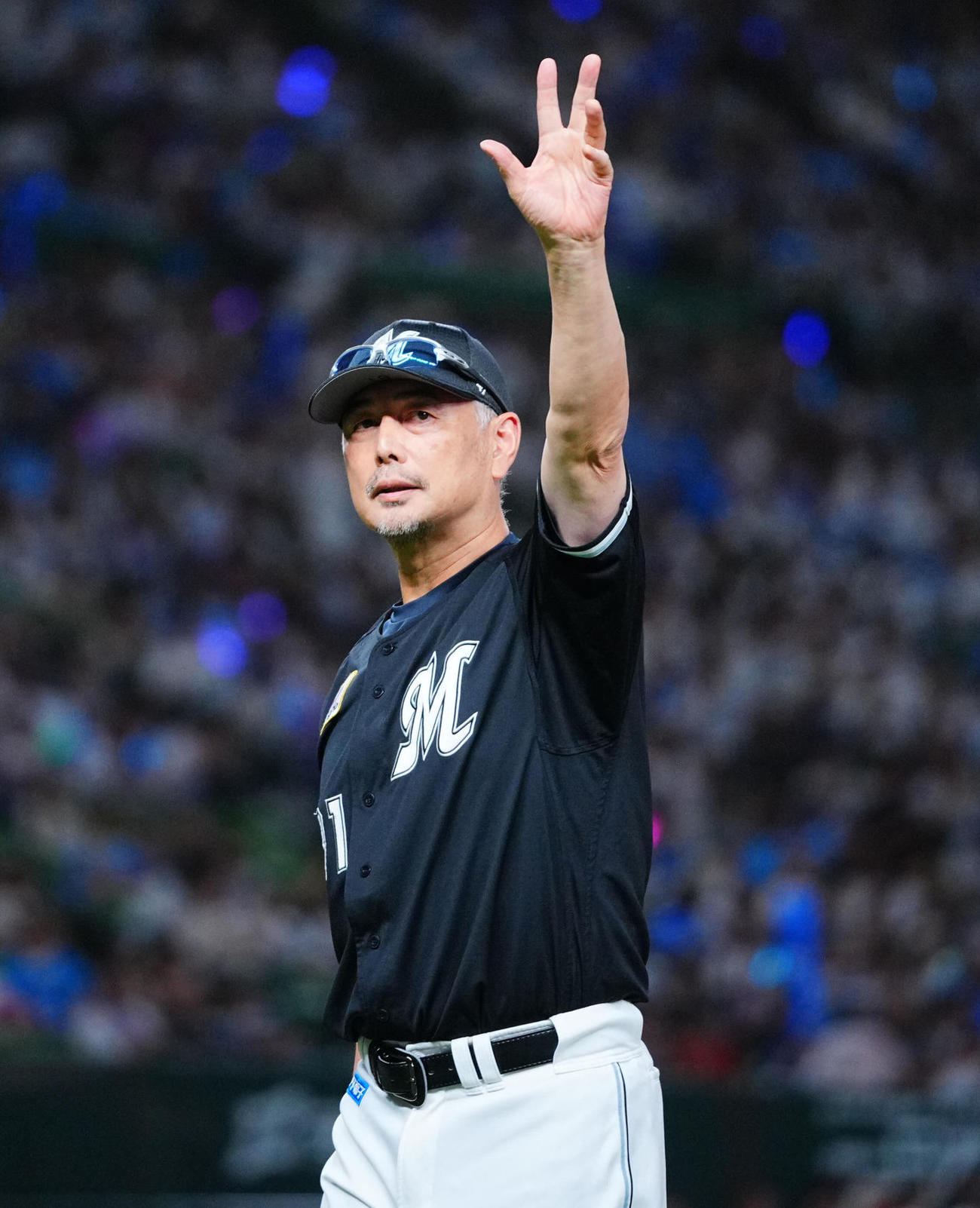 西武対ロッテ　スタンドのファンへのあいさつを終え手を振りながら引き揚げるロッテ吉井監督（撮影・垰建太）
