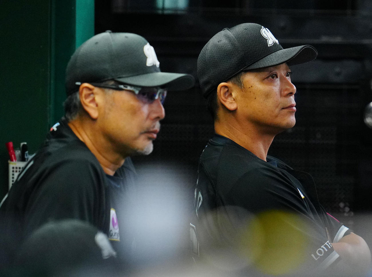 西武対ロッテ　戦況を見つめるロッテのサブロー・ヘッドコーチ（右）と吉井監督（撮影・垰建太）