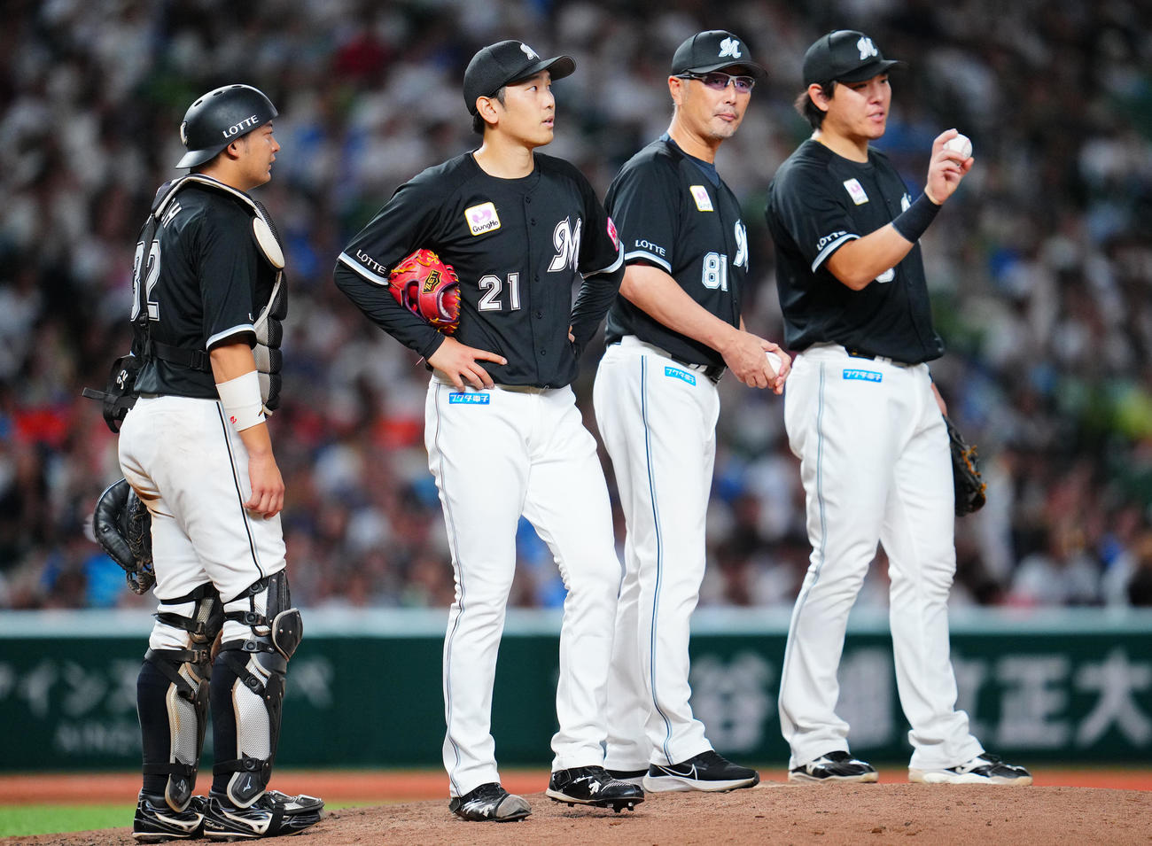 西武対ロッテ　6回裏西武1死満塁、吉井監督（中央右）から降板を告げられる石川柊（同左）（撮影・垰建太）