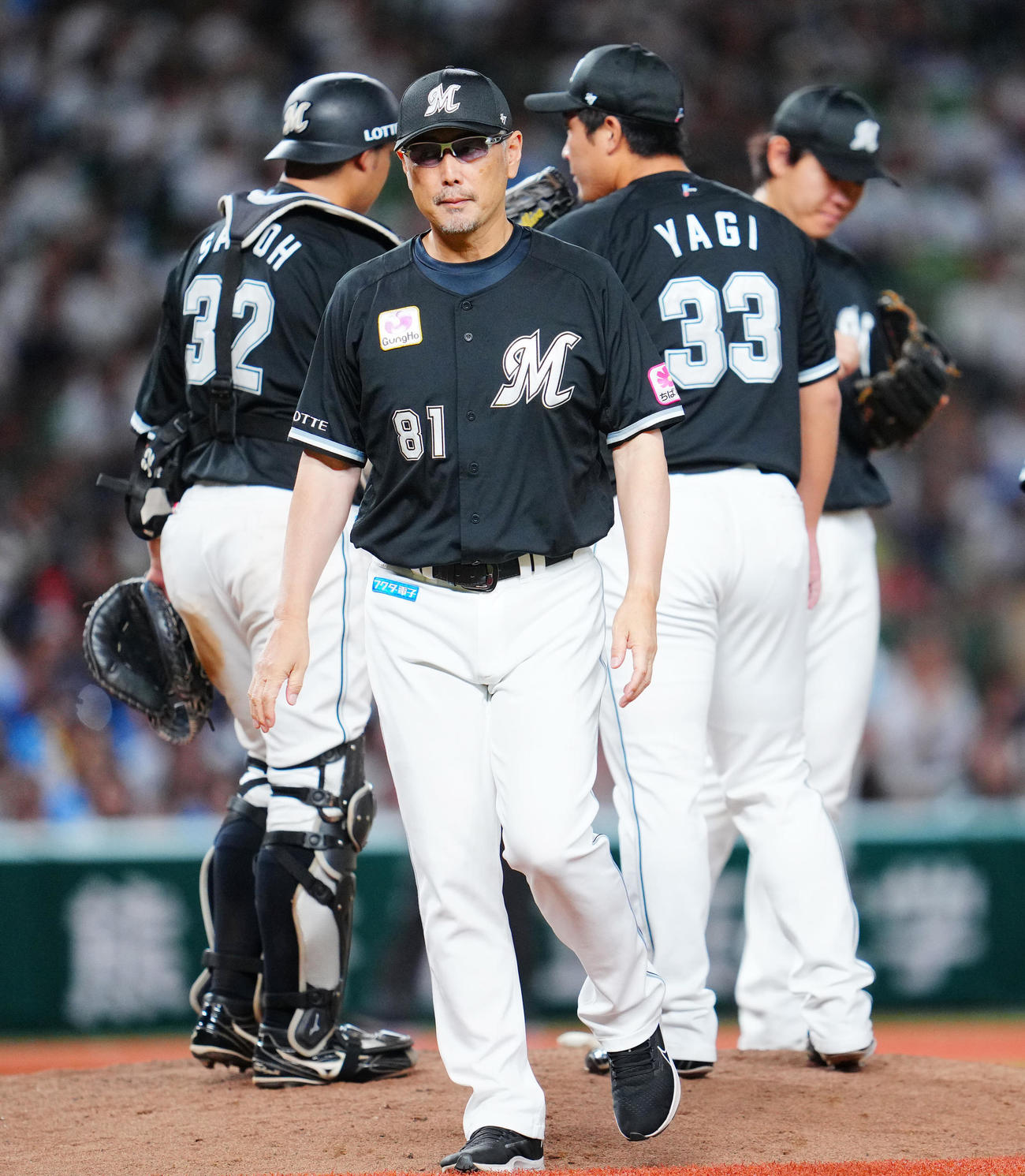 西武対ロッテ　6回裏西武1死満塁、2番手八木（右）にマウンドを託しベンチに戻る吉井監督（撮影・垰建太）