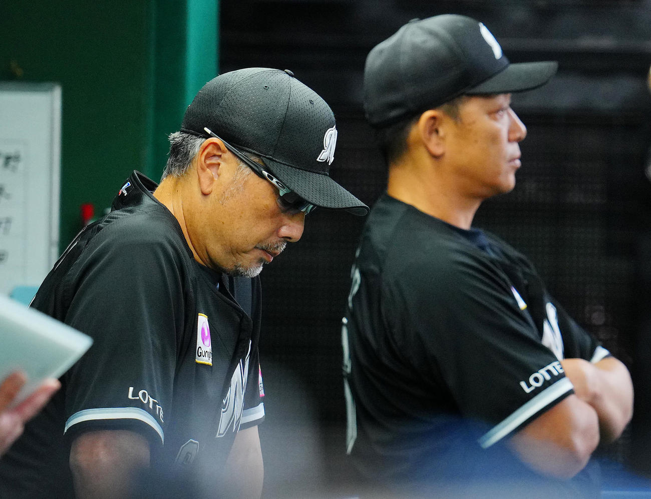 西武対ロッテ　ベンチでうつむくロッテ吉井監督（撮影・垰建太）