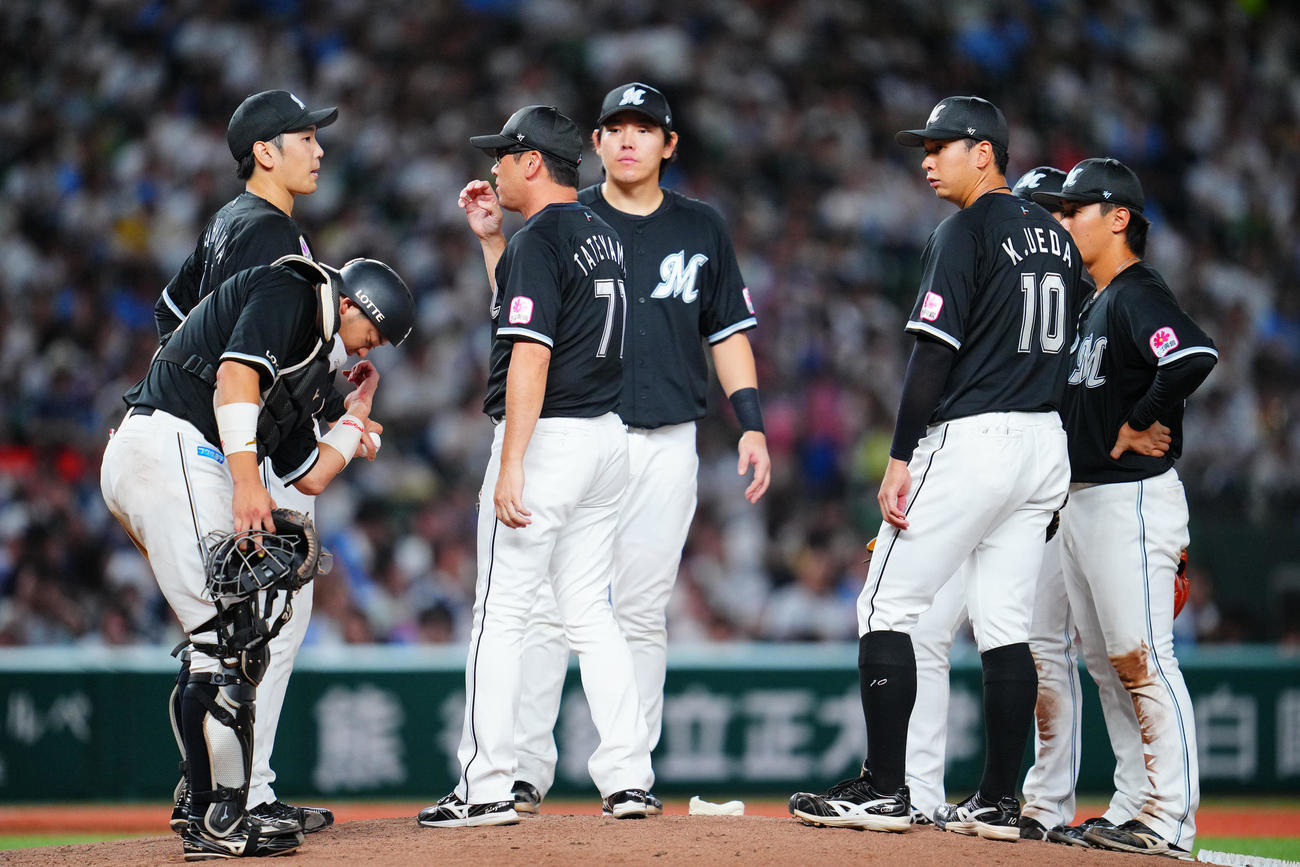 西武対ロッテ　5回裏西武1死一、三塁、マウンドでナインやコーチと話す石川柊（左上）（撮影・垰建太）