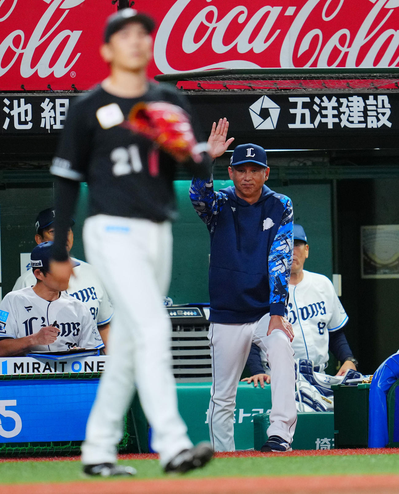 西武対ロッテ　6回裏西武無死満塁、平沼に代打を送る西口監督。手前はロッテ先発の石川柊（撮影・垰建太）