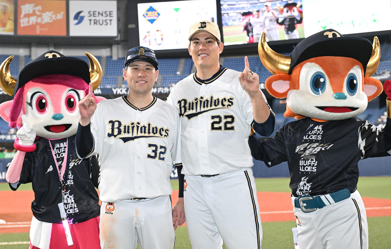 オリックス対楽天　移籍後初完封の九里（右）とプロ初本塁打の福永がそろってポーズ（撮影・和賀正仁）