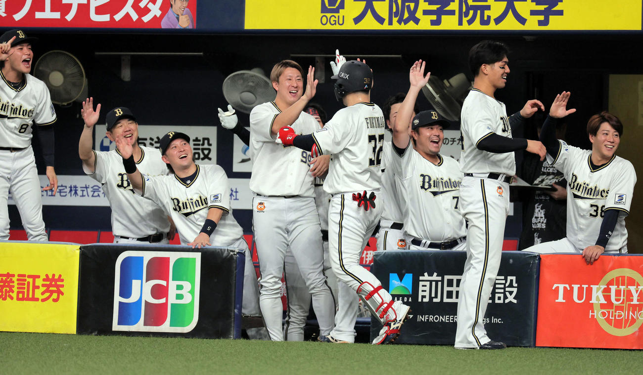 オリックス対楽天　2回裏オリックス1死一塁、福永（中央）は左越え2点本塁打を放ちナインに迎えられる（撮影・宮崎幸一）