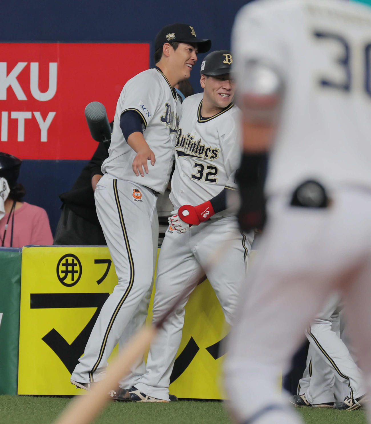 オリックス対楽天　2回裏オリックス1死一塁、福永（中央）は左越え2点本塁打を放ち、九里らに迎えられる（撮影・宮崎幸一）