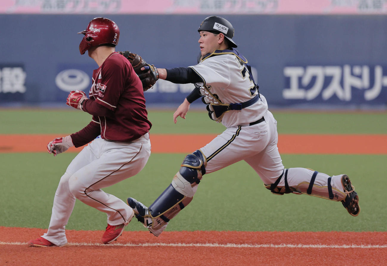 オリックス対楽天　3回表楽天1死二、三塁、福永は村林の投ゴロで太田を三本間で挟む（撮影・宮崎幸一）