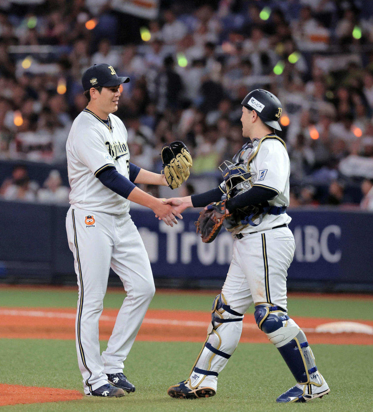 オリックス対楽天　移籍後初の完封勝利を挙げたオリックス九里は、福永と握手を交わす（撮影・宮崎幸一）