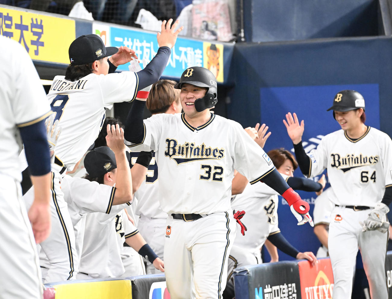 オリックス対楽天　2回裏オリックス1死一塁、2点本塁打を放った福永はベンチ前でナインとハイタッチ（撮影・和賀正仁）