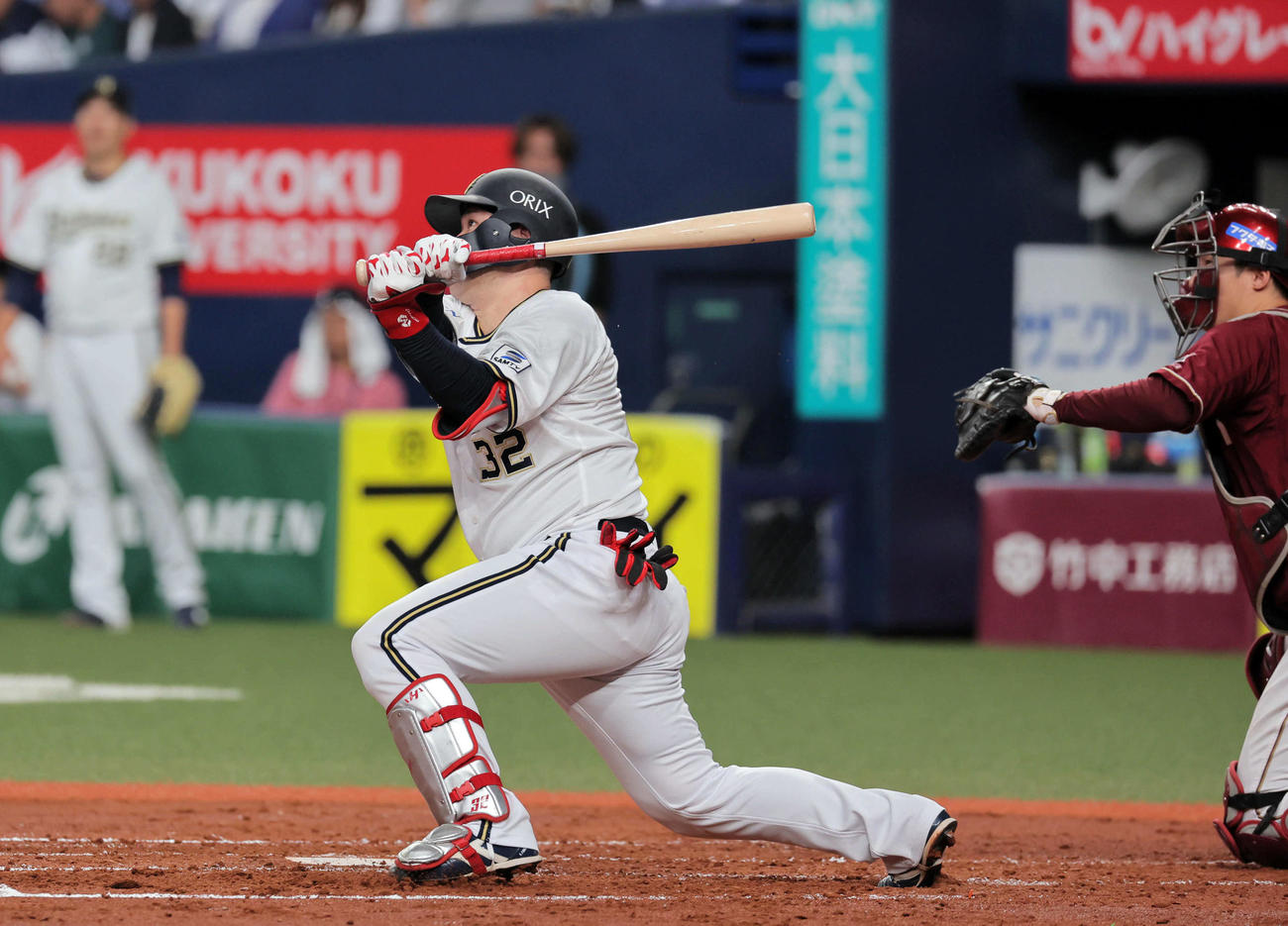 オリックス対楽天　2回裏オリックス1死一塁、福永は左越え2点本塁打を放つ（撮影・宮崎幸一）