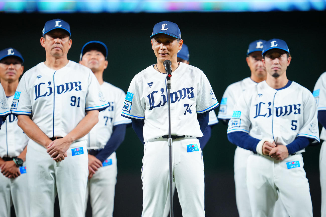 西武対ロッテ　本拠地最終戦セレモニーであいさつする西武西口監督（中央）（撮影・垰建太）