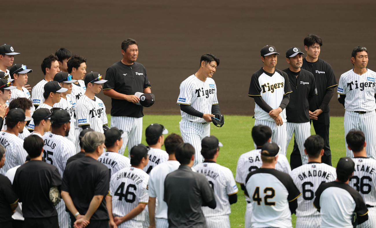 ナインにあいさつした原口（中央）は笑顔を見せる（撮影・上田博志）
