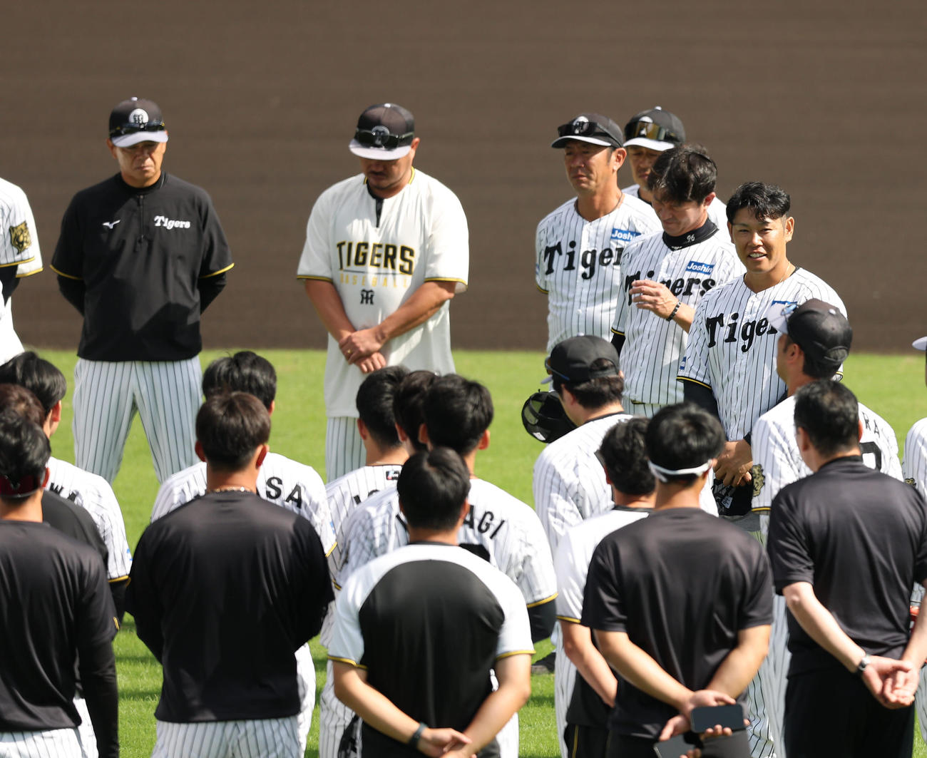 今季限りで引退する原口（右中央）はナインにあいさつをする（撮影・上田博志）
