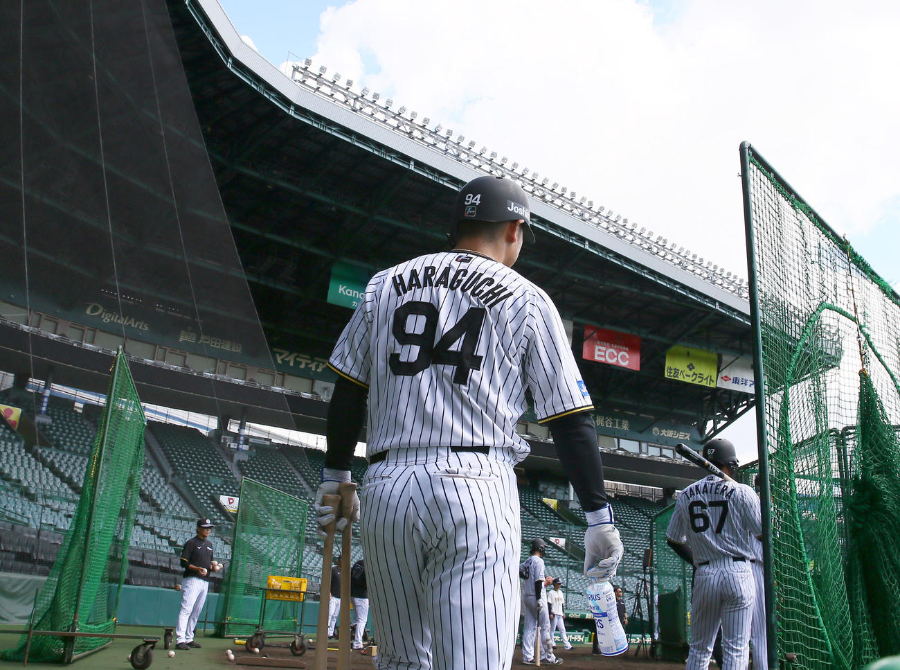 甲子園球場で練習する阪神原口（撮影・上山淳一）
