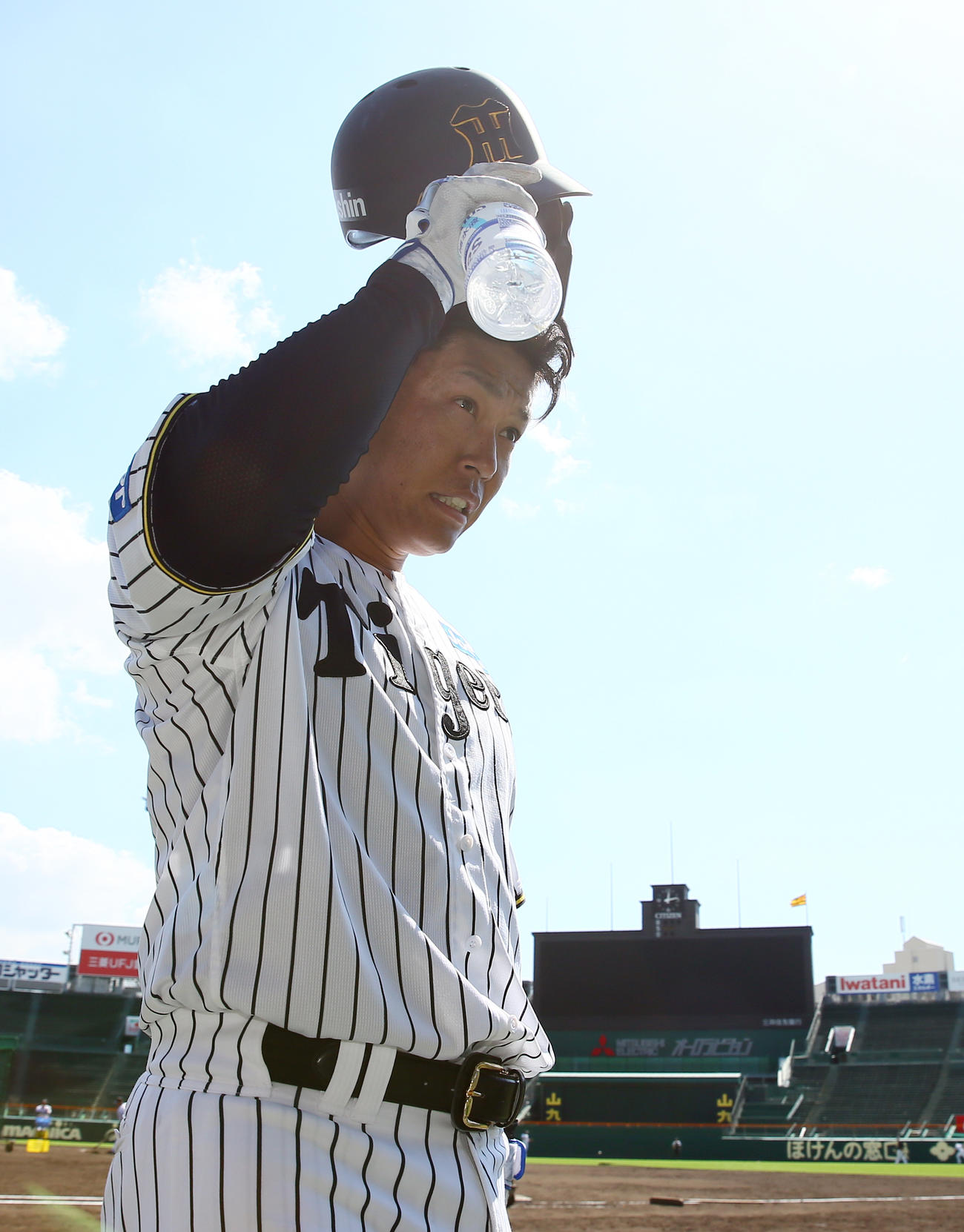 打撃練習を終えベンチに引き揚げる阪神原口（撮影・上山淳一）