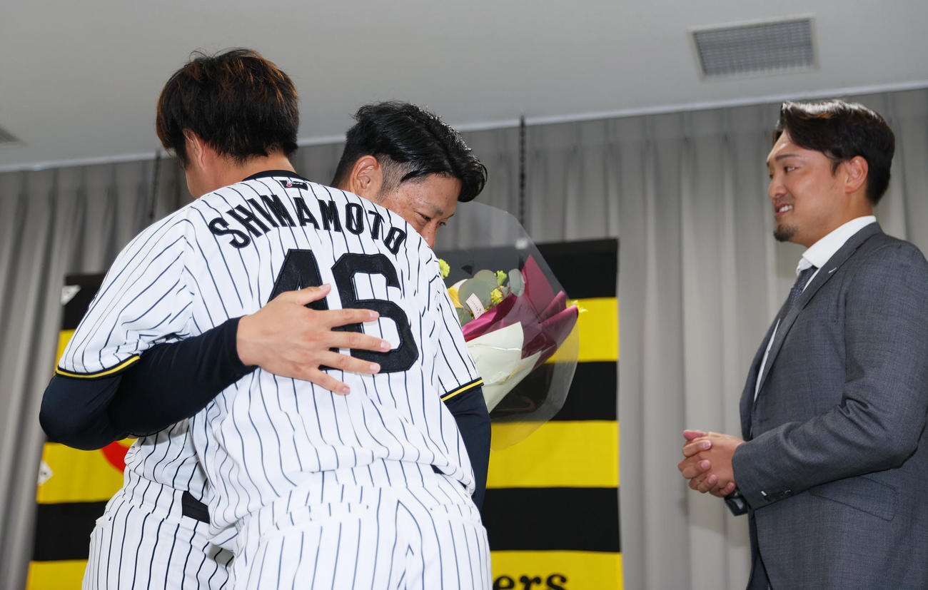サプライズで登場した島本（手前）は引退する原口にねぎらいの言葉をかけ抱き合う。右は秋山BA（撮影・上山淳一）