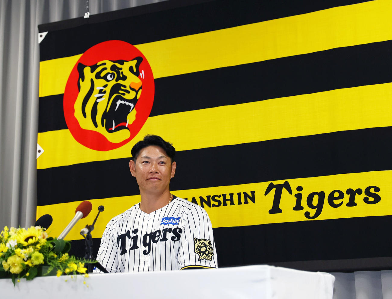 引退会見する阪神原口（撮影・上山淳一）