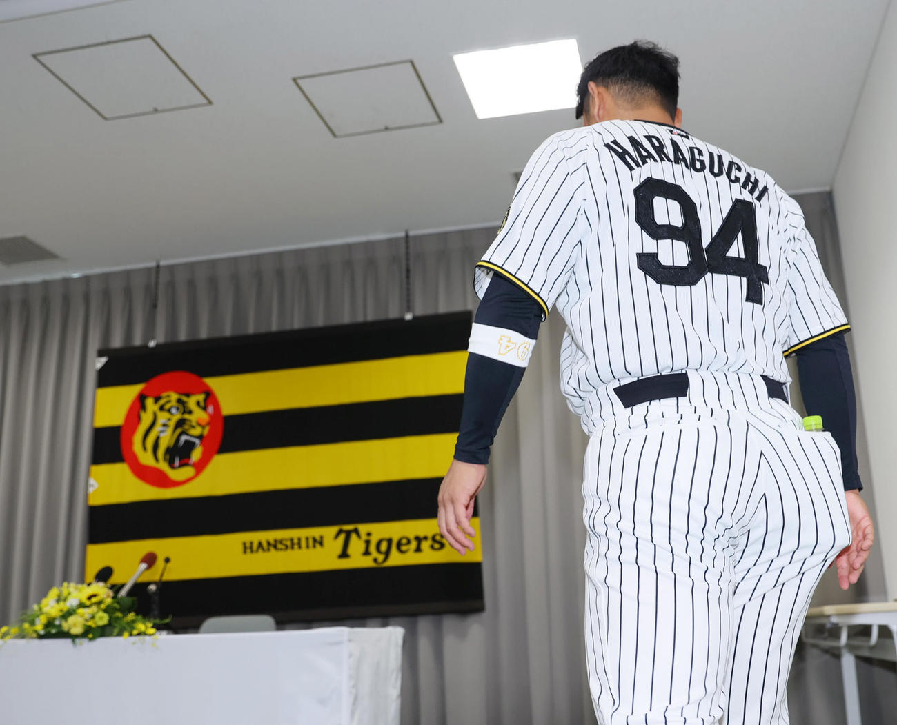 引退会見の席に向かう阪神原口（撮影・上山淳一）