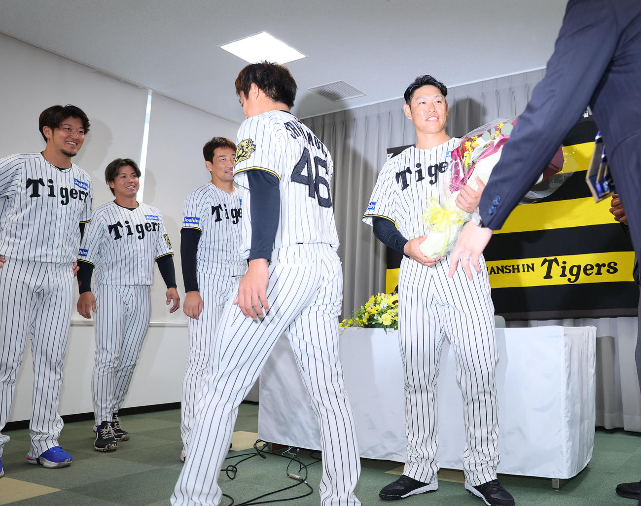 阪神原口（右）の引退会見でサプライズ登場した、左から岩貞、梅野、岩崎、島本ら（撮影・上山淳一）