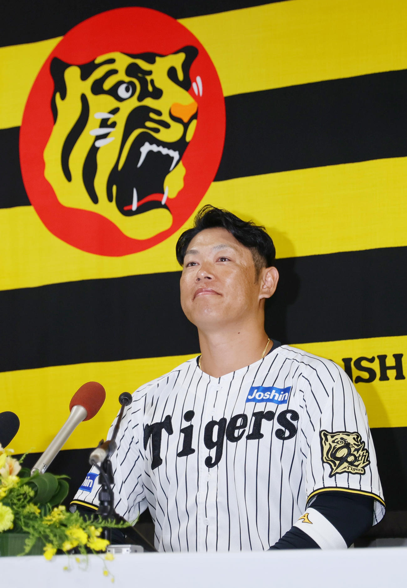 引退会見の席につく阪神原口（撮影・上山淳一）