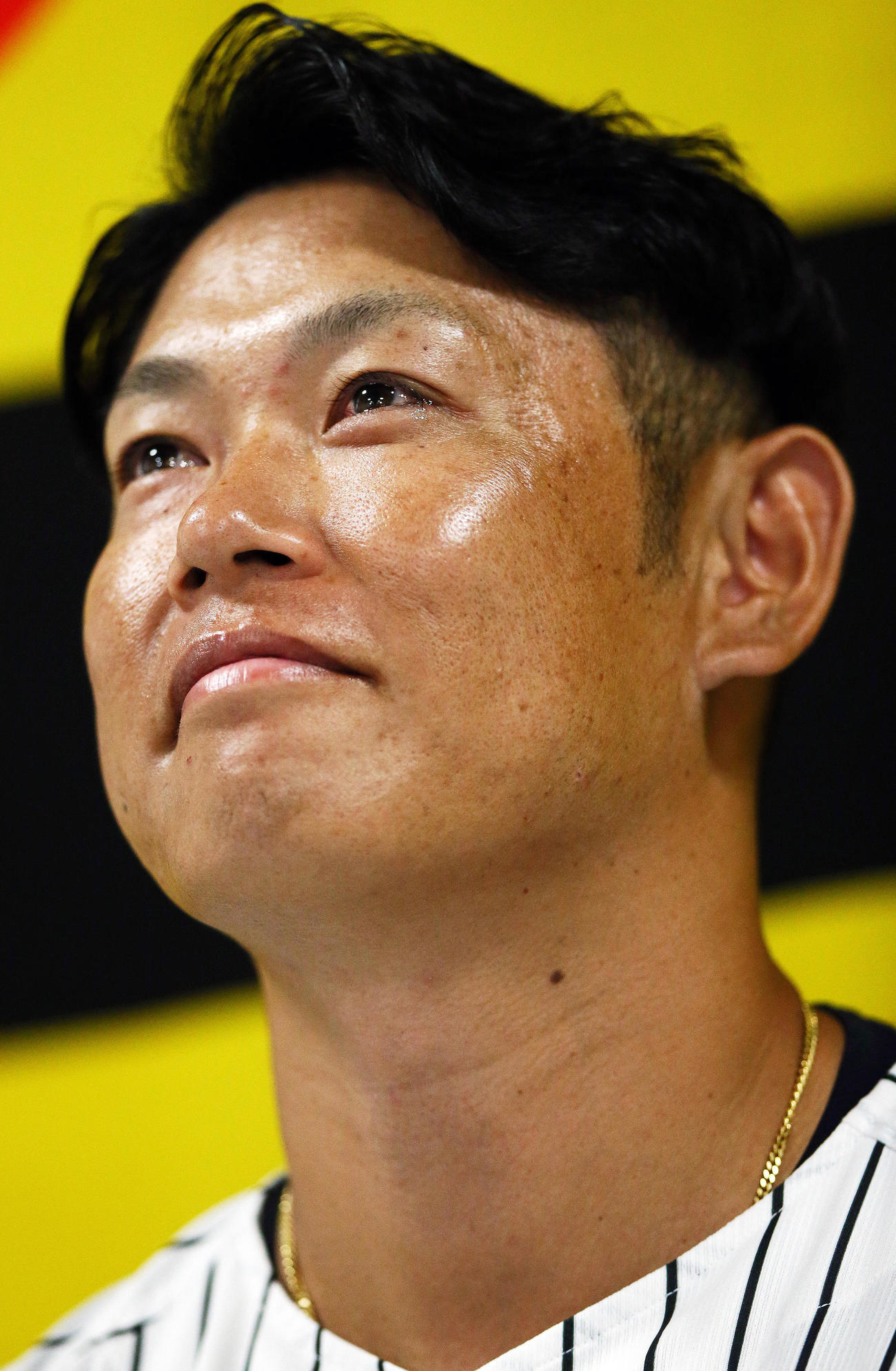阪神原口は引退会見で涙を浮かべる（撮影・上山淳一）