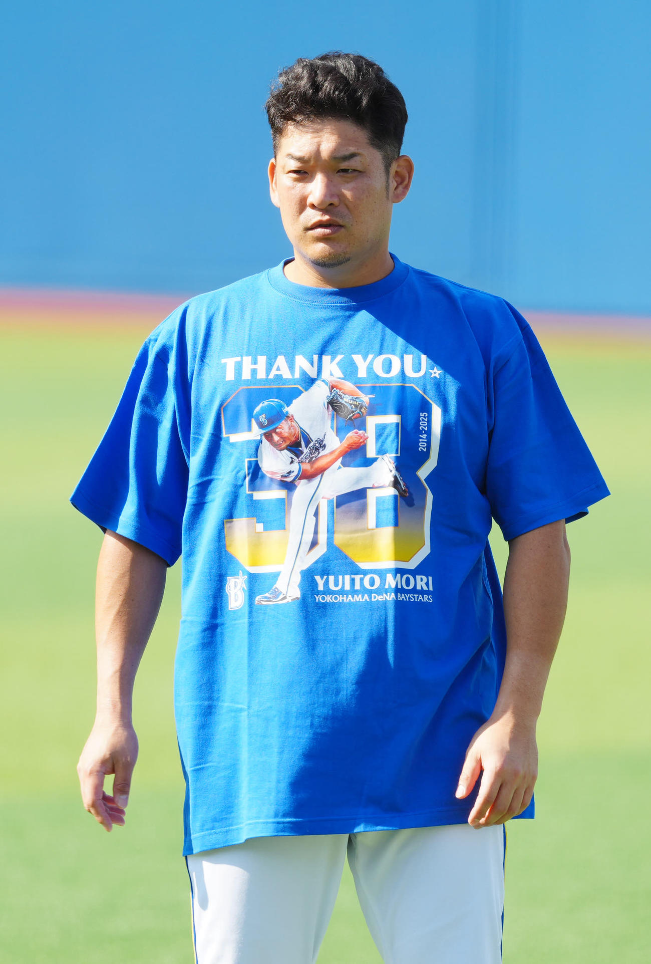 DeNA対ヤクルト　試合前、引退するDeNA森唯の記念Tシャツを着て、練習に臨む筒香（撮影・江口和貴）