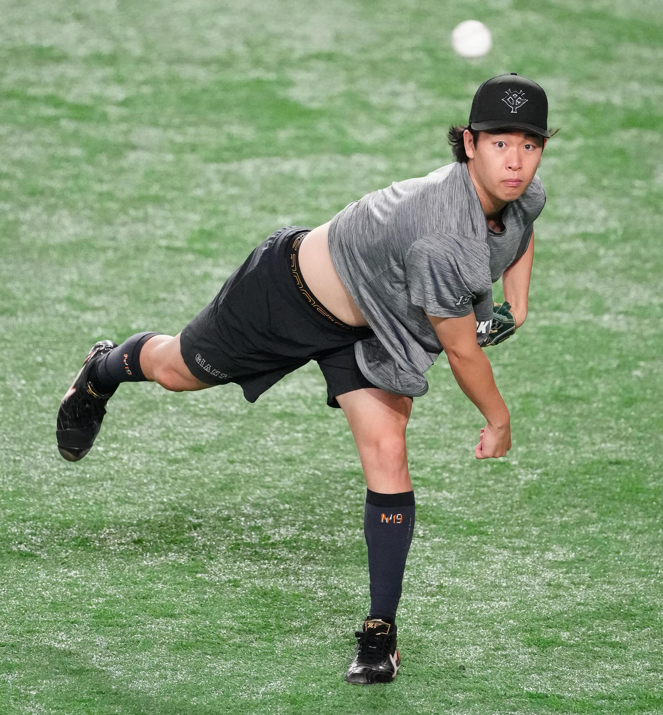 巨人対中日　試合前練習でキャッチボールする巨人山崎（撮影・鈴木みどり）