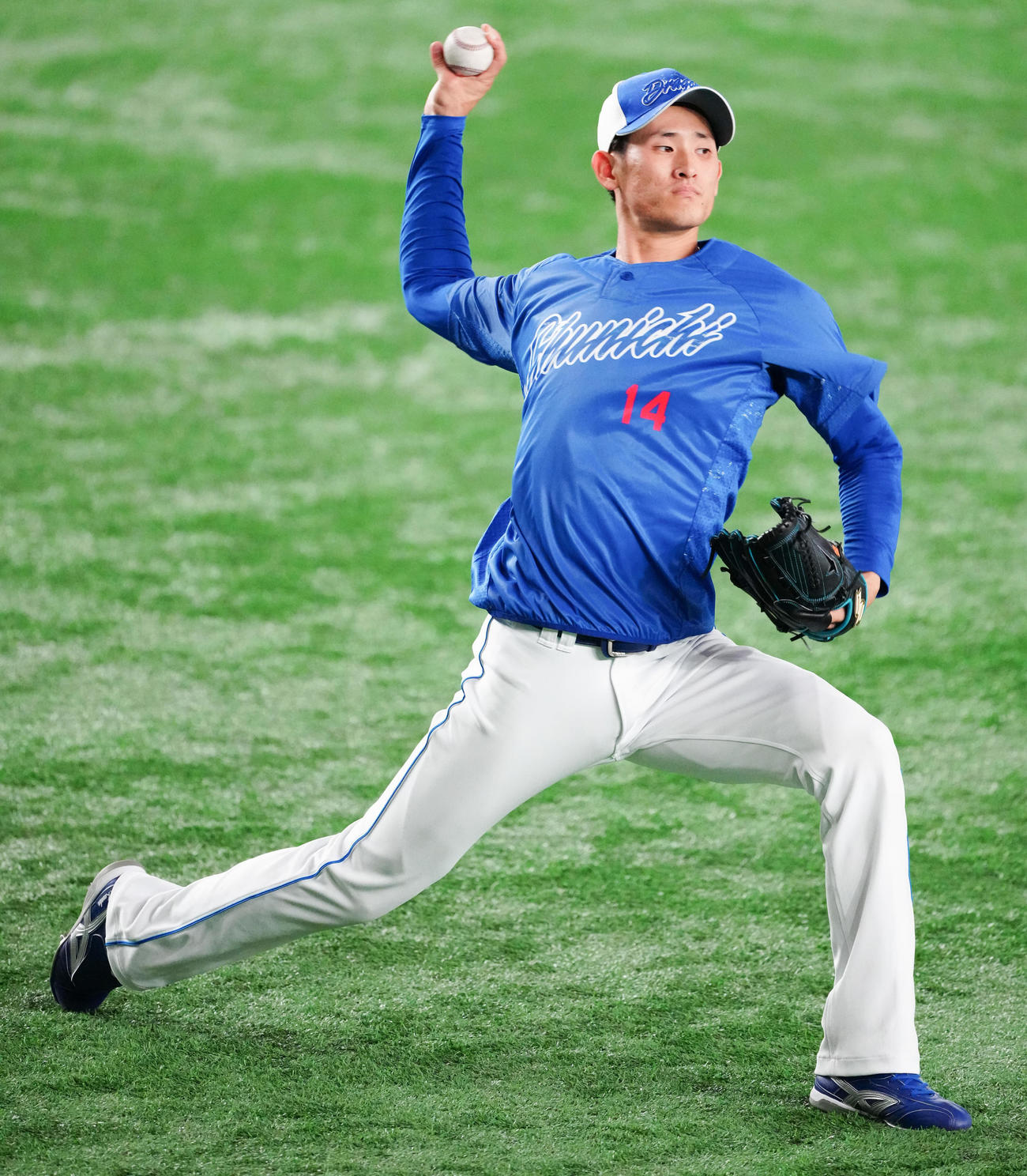 巨人対中日　試合前練習でキャッチボールする中日草加（撮影・鈴木みどり）