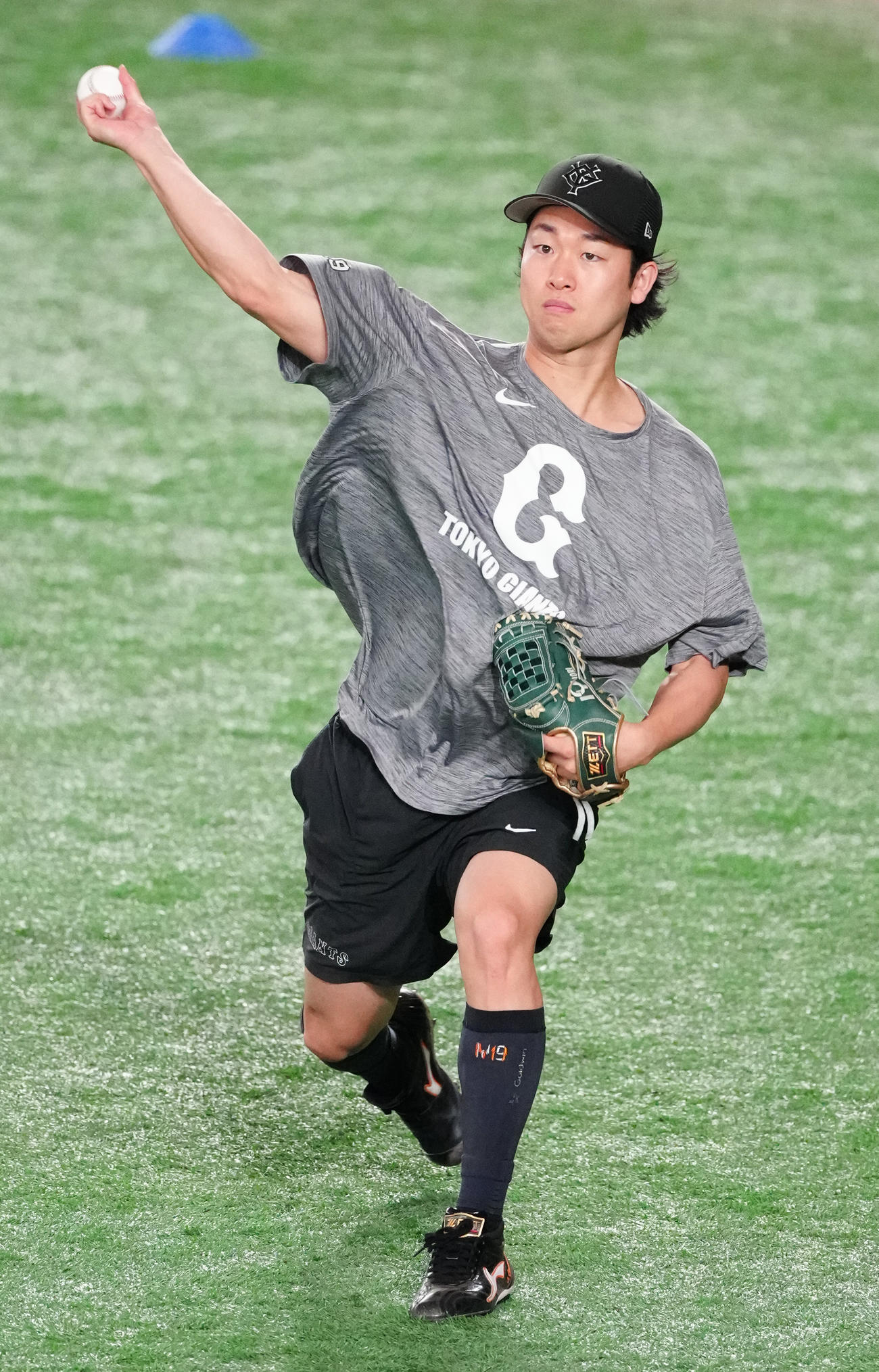 巨人対中日　試合前練習でキャッチボールする巨人山崎（撮影・鈴木みどり）