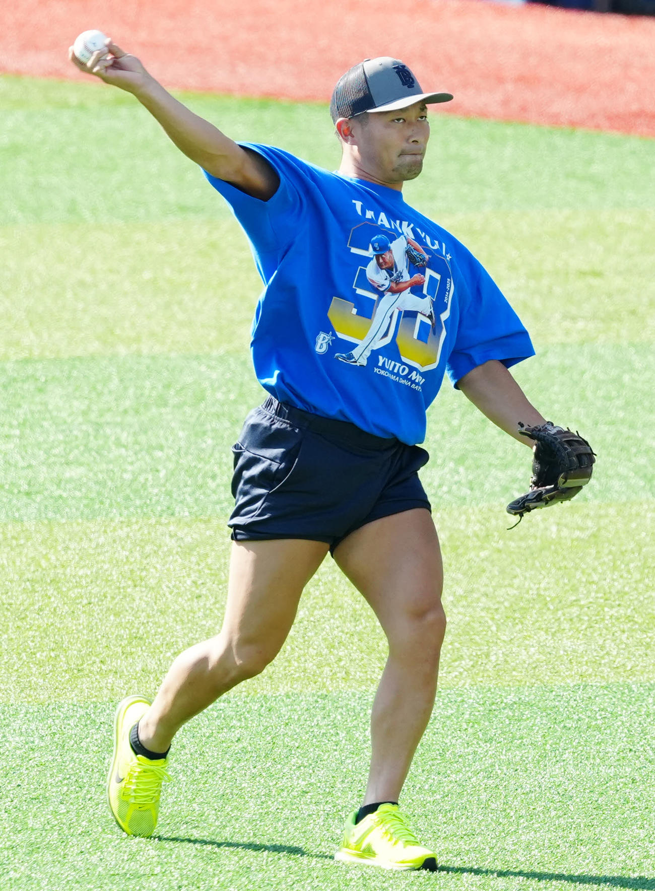 DeNA対ヤクルト　試合前練習でキャッチボールするDeNA森唯（撮影・江口和貴）