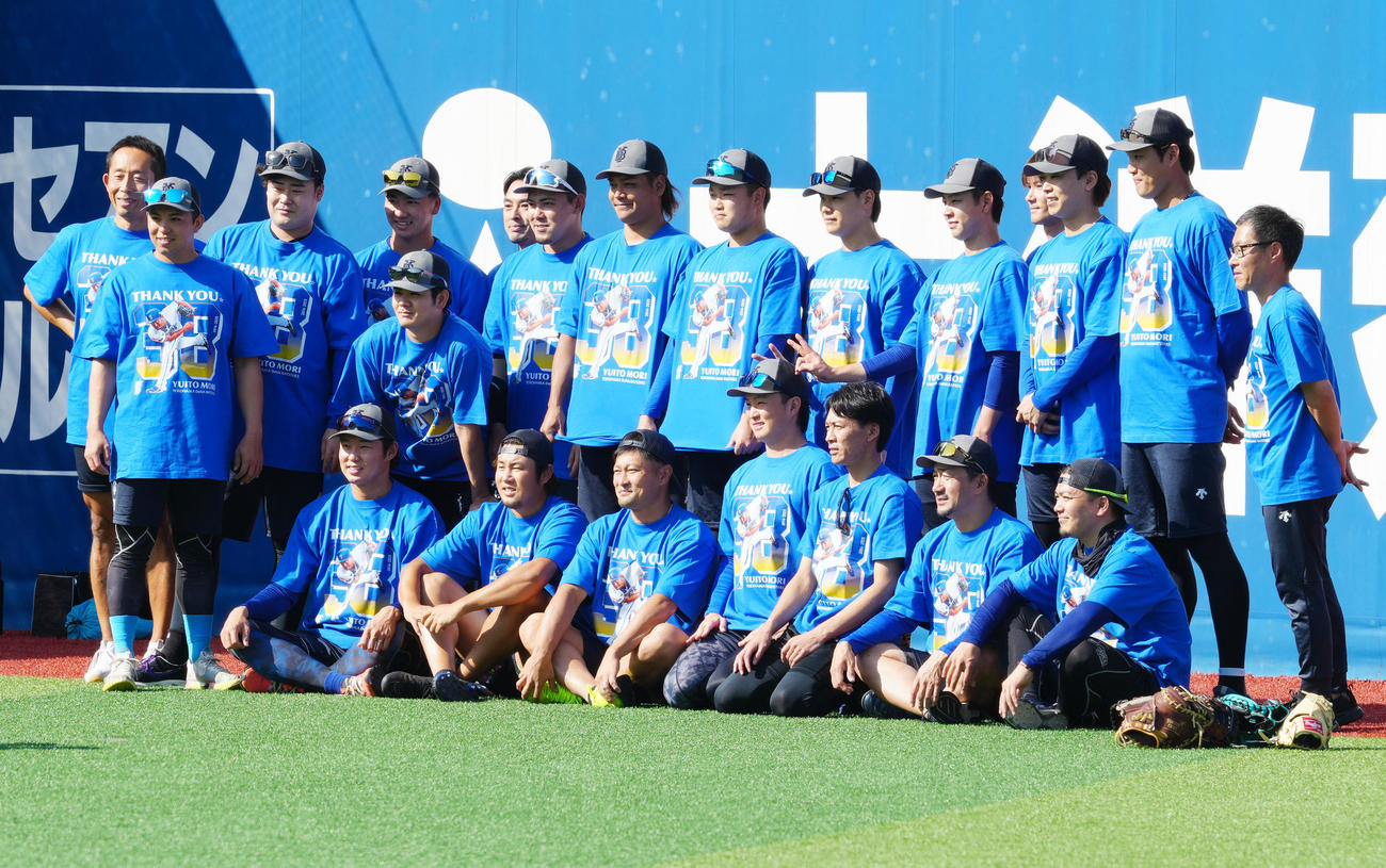 DeNA対ヤクルト　試合前、DeNA投手陣と記念撮影する森唯（前列左から3人目）（撮影・江口和貴）