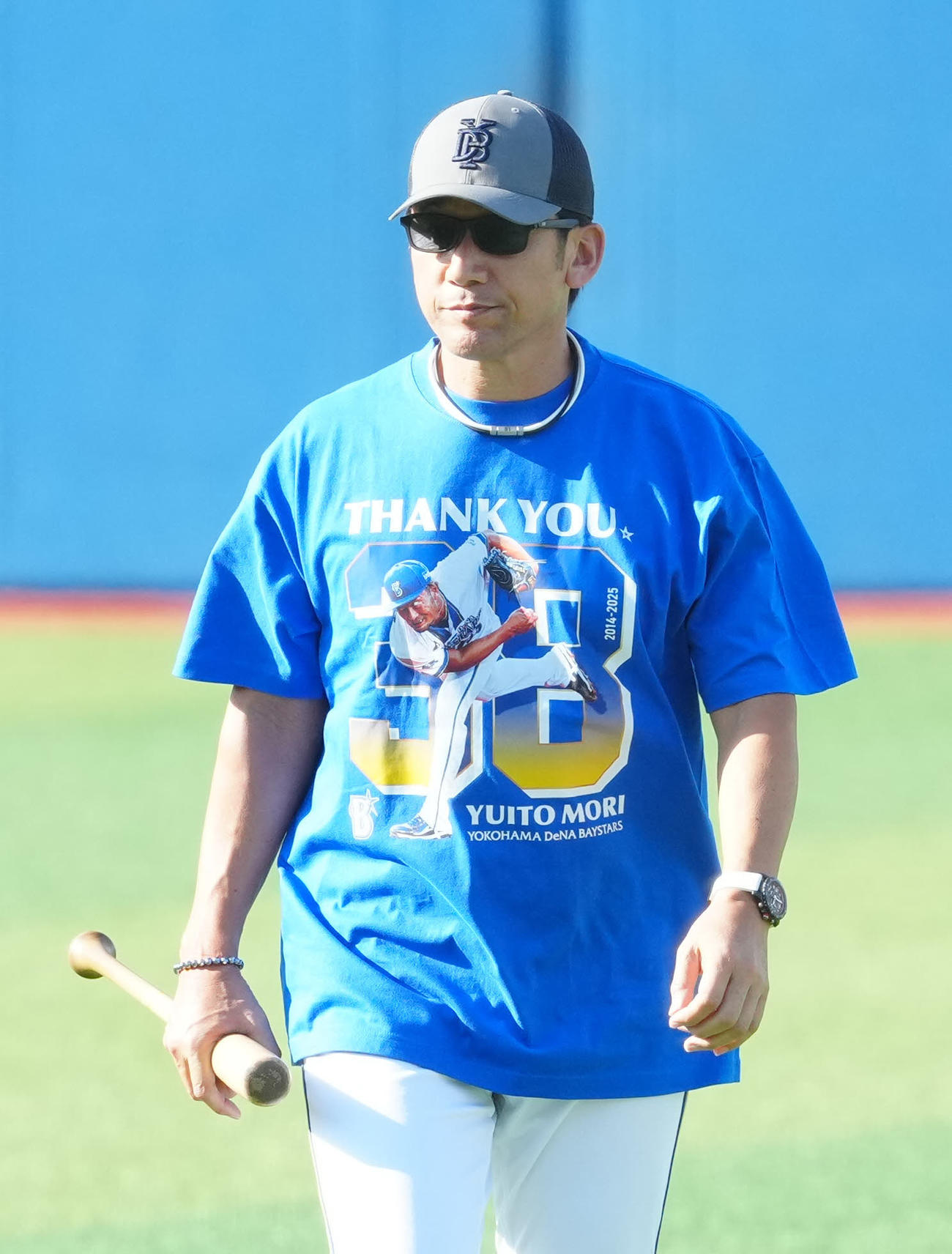 DeNA対ヤクルト　試合前練習中、引退するDeNA森唯の記念Tシャツを着る三浦監督（撮影・江口和貴）
