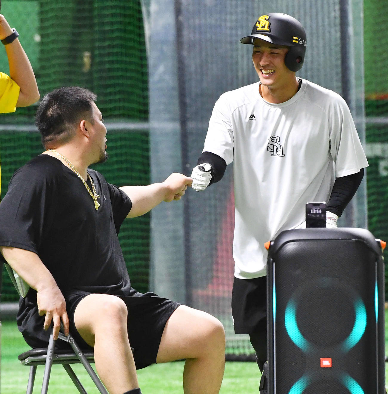 ソフトバンク対日本ハム　1軍に合流したソフトバンク藤田悠（右）は山川と笑顔でグータッチを交わす（撮影・岩下翔太）