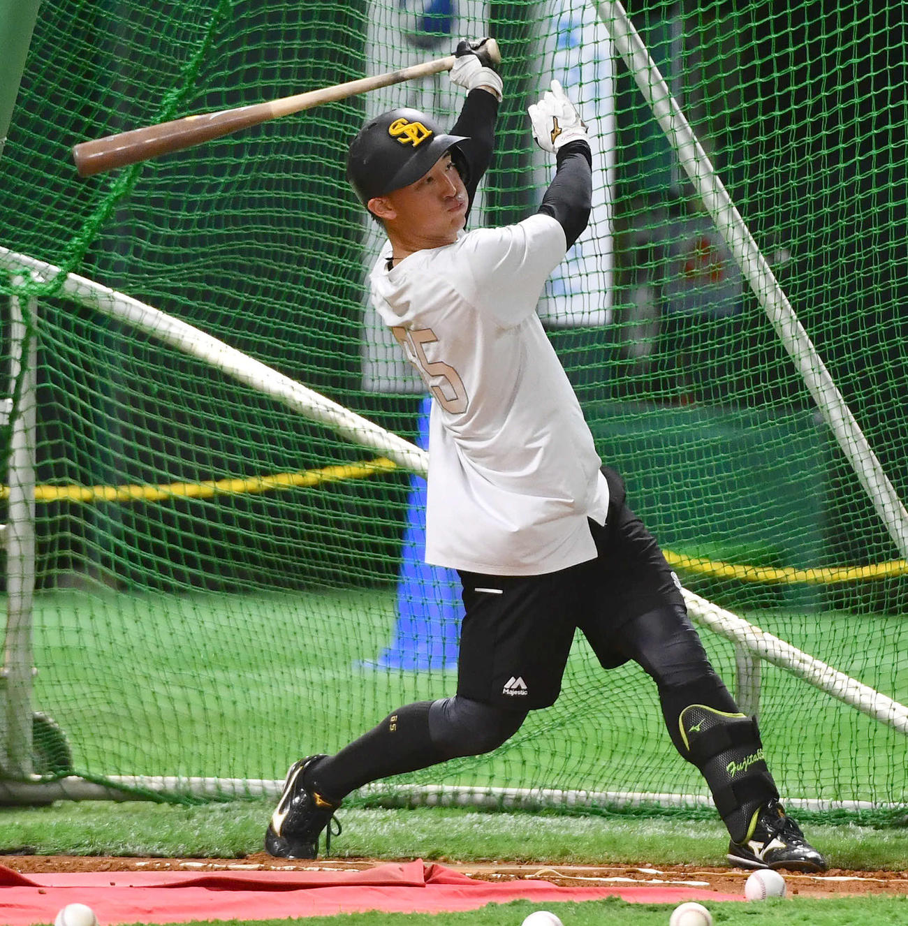 ソフトバンク対日本ハム　アーリーワークでフリー打撃を行うソフトバンク藤田悠（撮影・岩下翔太）