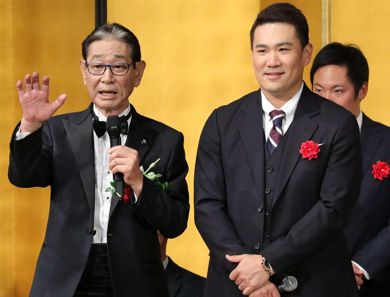 17年11月、野球殿堂入りを祝う会で田中将大（右）と日本一達成当時を振り返る星野仙一氏