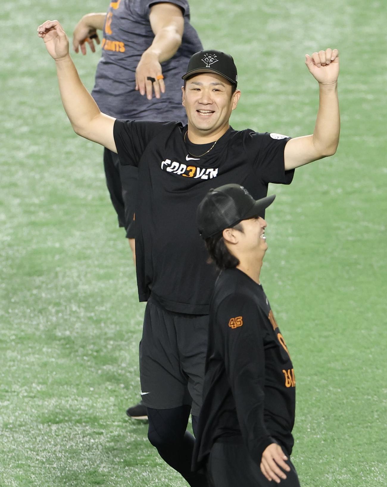 巨人対中日　試合前、笑顔でウォームアップする巨人田中将＝2025年9月30日