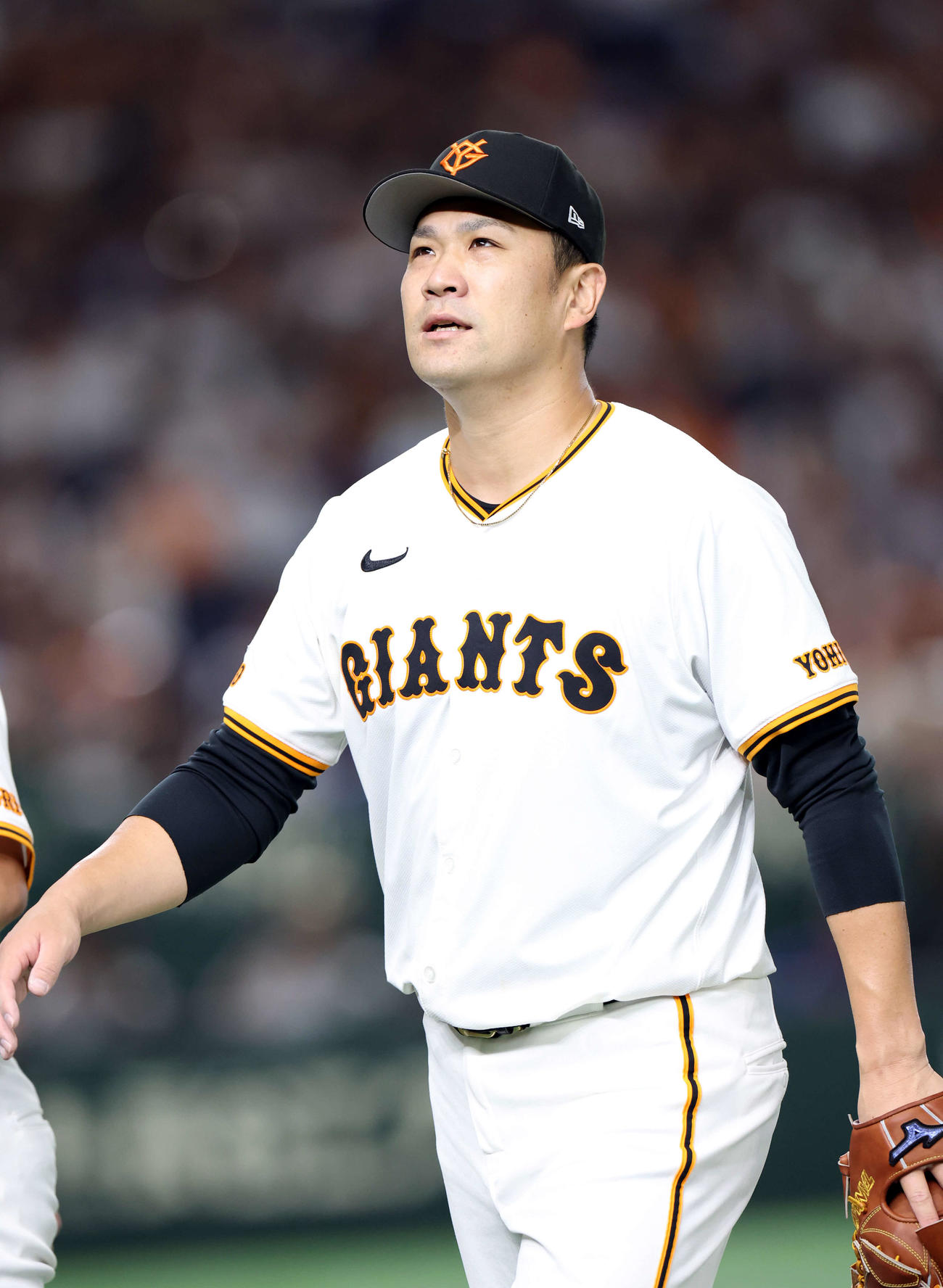 巨人対中日　5回表中日の攻撃を抑え、ほっとした表情で戻る田中将（撮影・浅見桂子）