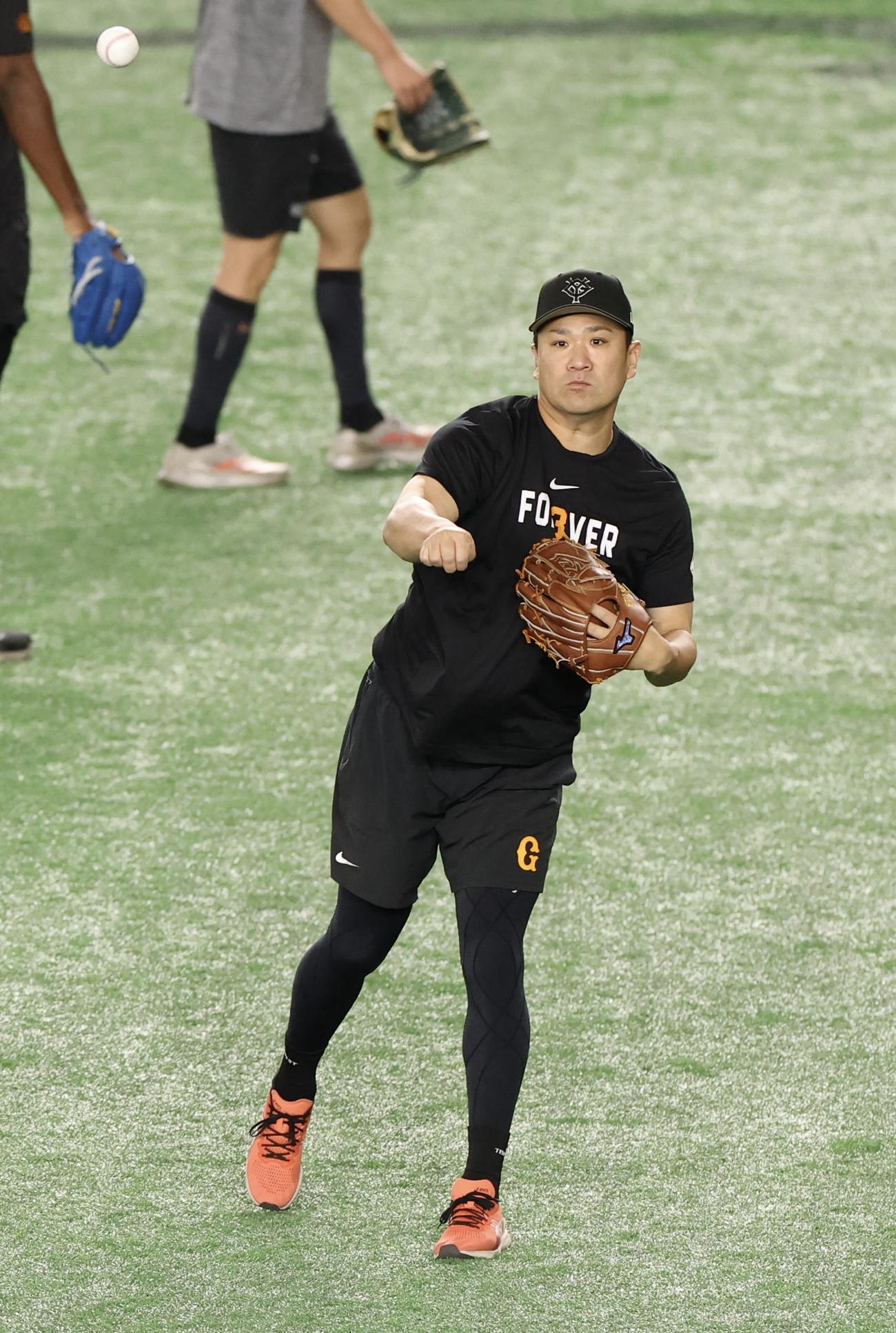 巨人対中日　試合前、キャッチボールする巨人田中将＝2025年9月30日