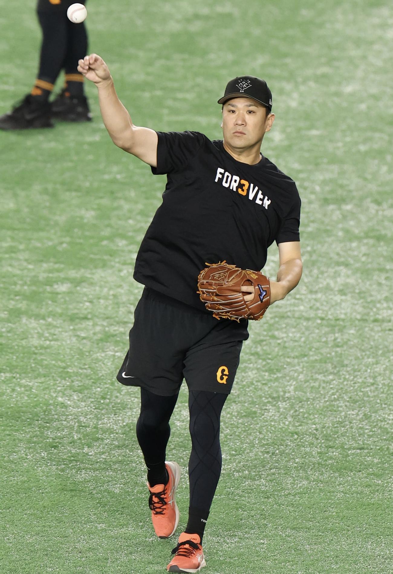 巨人対中日　試合前、キャッチボールする巨人田中将＝2025年9月30日