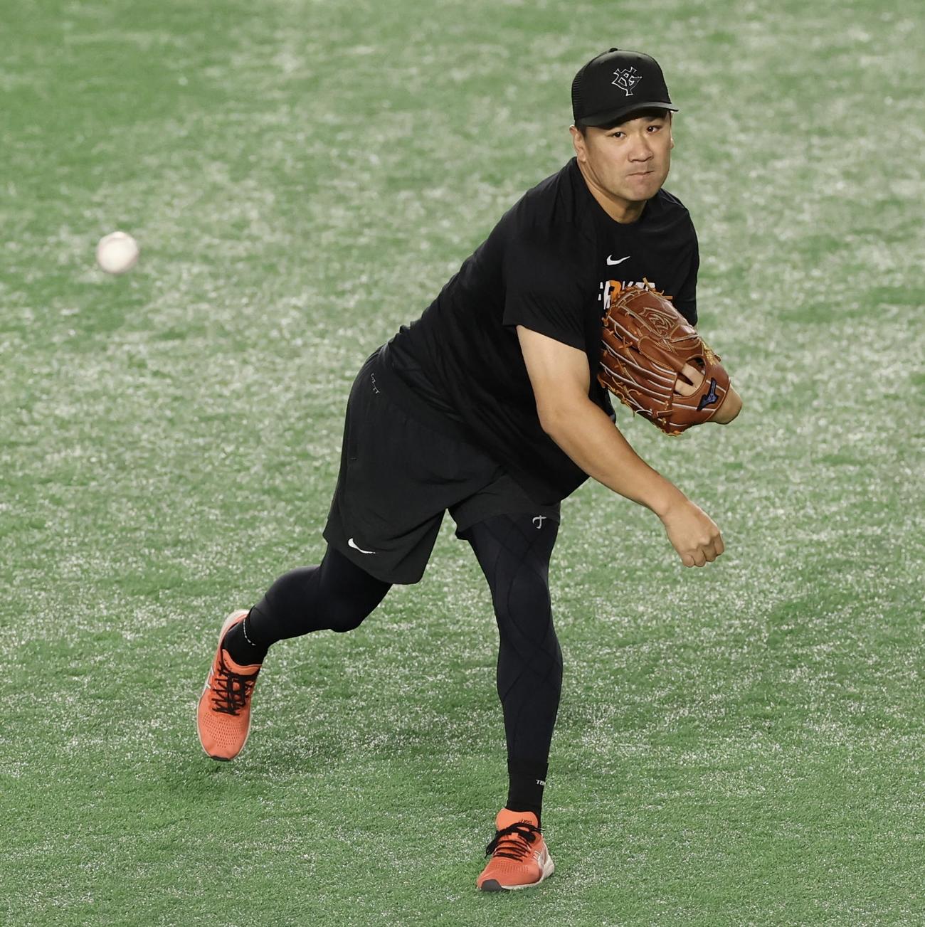 巨人対中日　試合前、キャッチボールする巨人田中将＝2025年9月30日