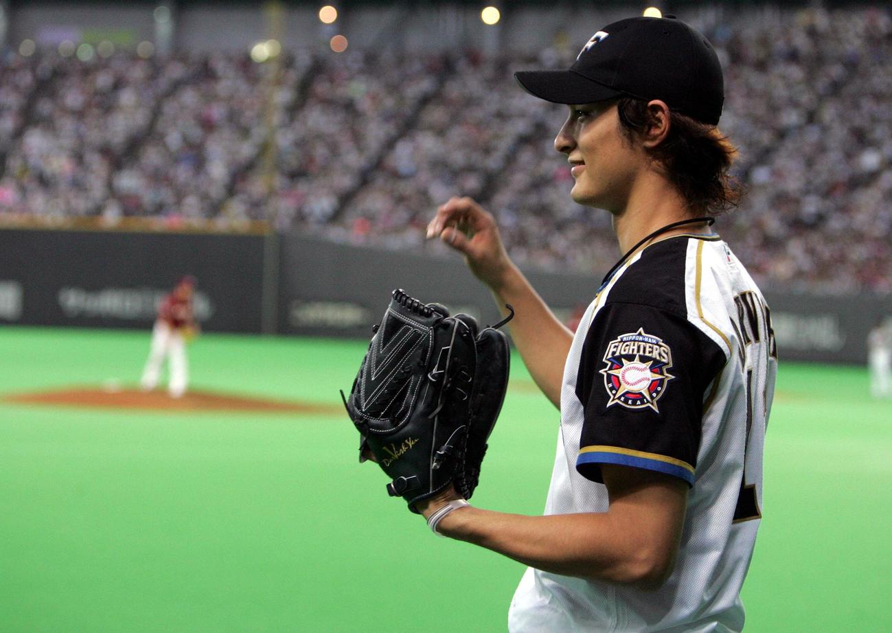 07年9月26日　日本ハム対楽天　楽天田中（左奥）と投げ合いになり、味方打線の援護を待つダルビッシュ有