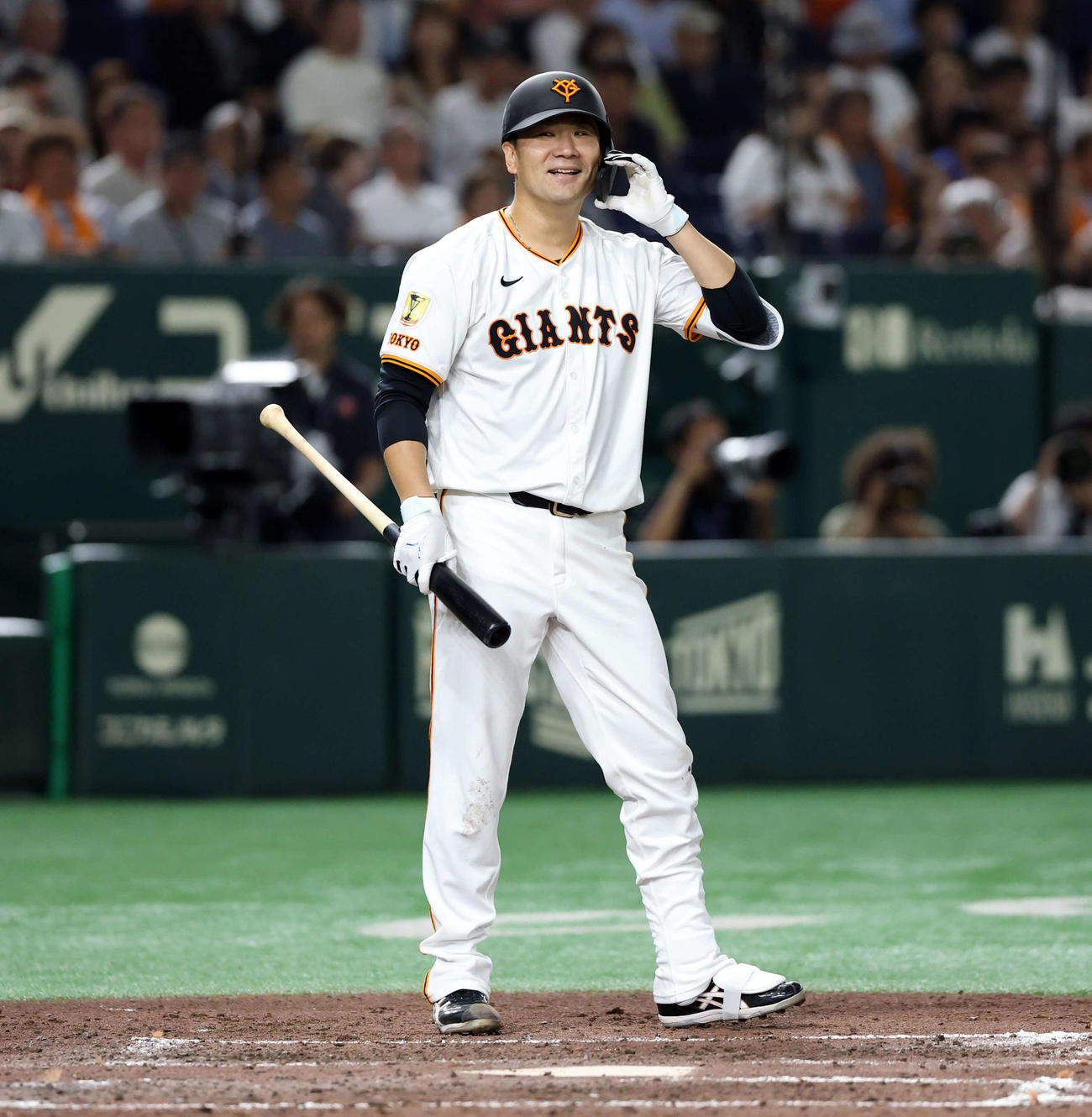 巨人対中日　4回裏巨人2死一塁、空振りして転んだ田中将は苦笑する（撮影・浅見桂子）